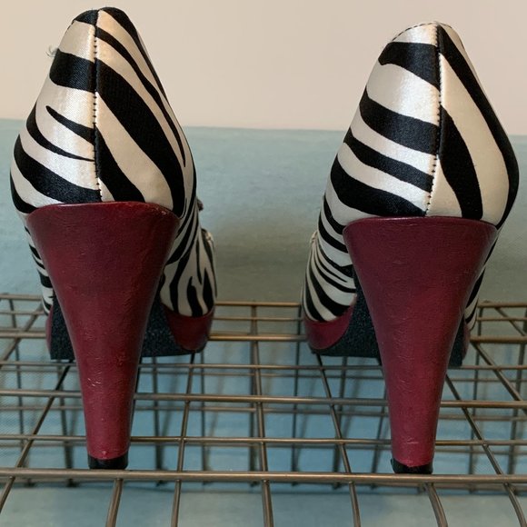 Gently Worn Madden Girl Zebra Striped Peep Toe - Picture 9 of 12